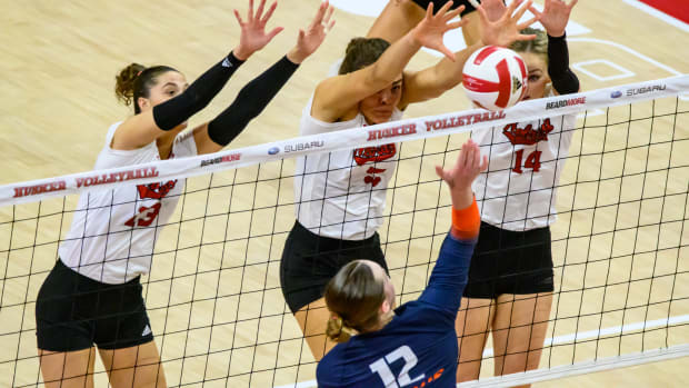 16_Merritt Beason, Bekka Allick, Ally Batenhorst_VB vs Illinois 1112